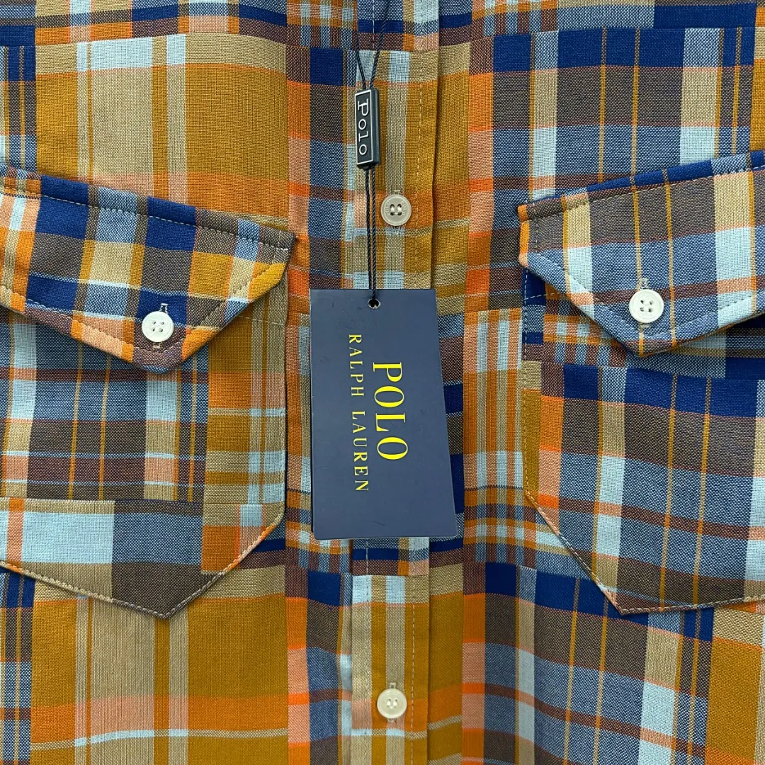 🅿️310 Ralph Lauren/Ralph Lauren cotton plaid shirt is made of 100% pure cotton. The cotton fiber is naturally mild and non-irritating to the skin. It is suitable for people of all skin types. The high-density weaving method gives the fabric a crisp texture and is not easy to deform and pill. It can still maintain a neat fit after multiple washings. It is durable and has a loose fit. The upper body is three-dimensional and the lines are smooth and natural. From the shoulder line to the waistline to the hem, the line transition is smooth without unnecessary wrinkles or accumulation. Overall neat and comfortable. Size: S M L XL